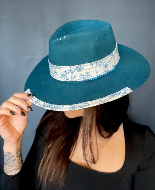 Chapeau BLEU PETROLE FLORAL