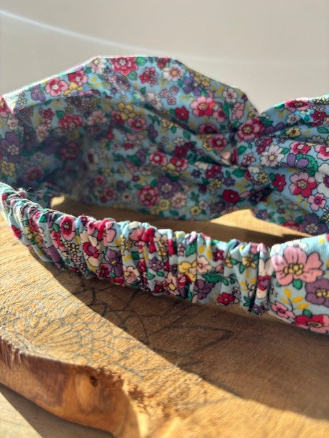 Bandeau bleu ciel et petites fleurs