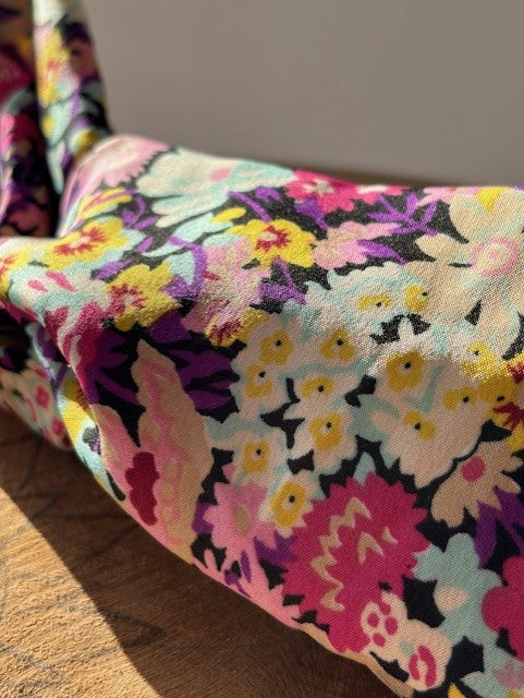 Bandeau violet et fleurs roses