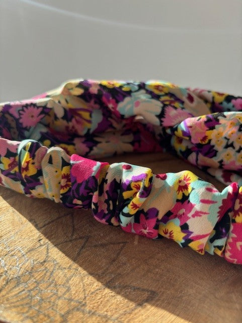 Bandeau violet et fleurs roses